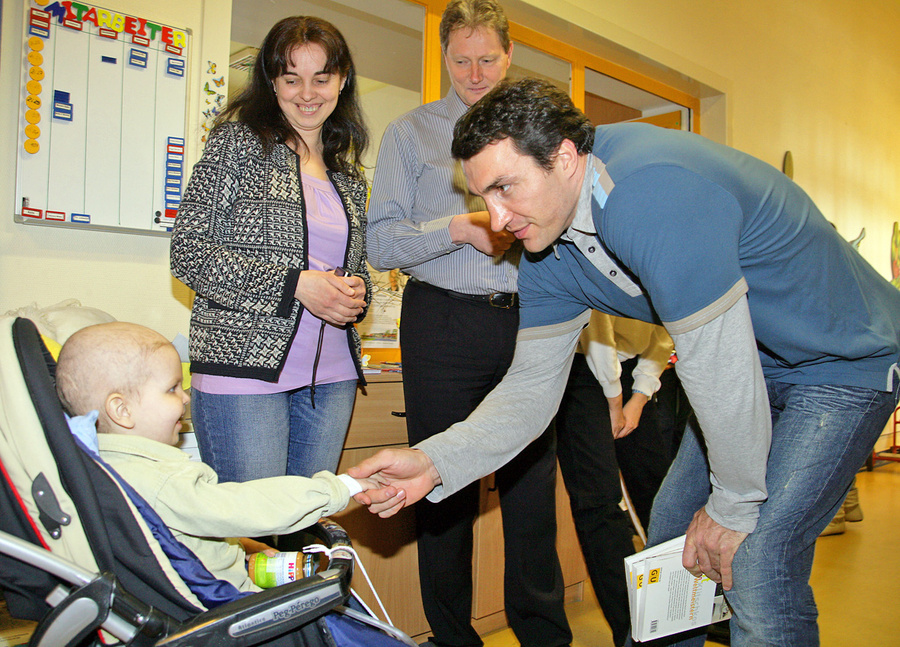 Wladimir Klitschko besucht die Kinderklinik Berlin-Buch