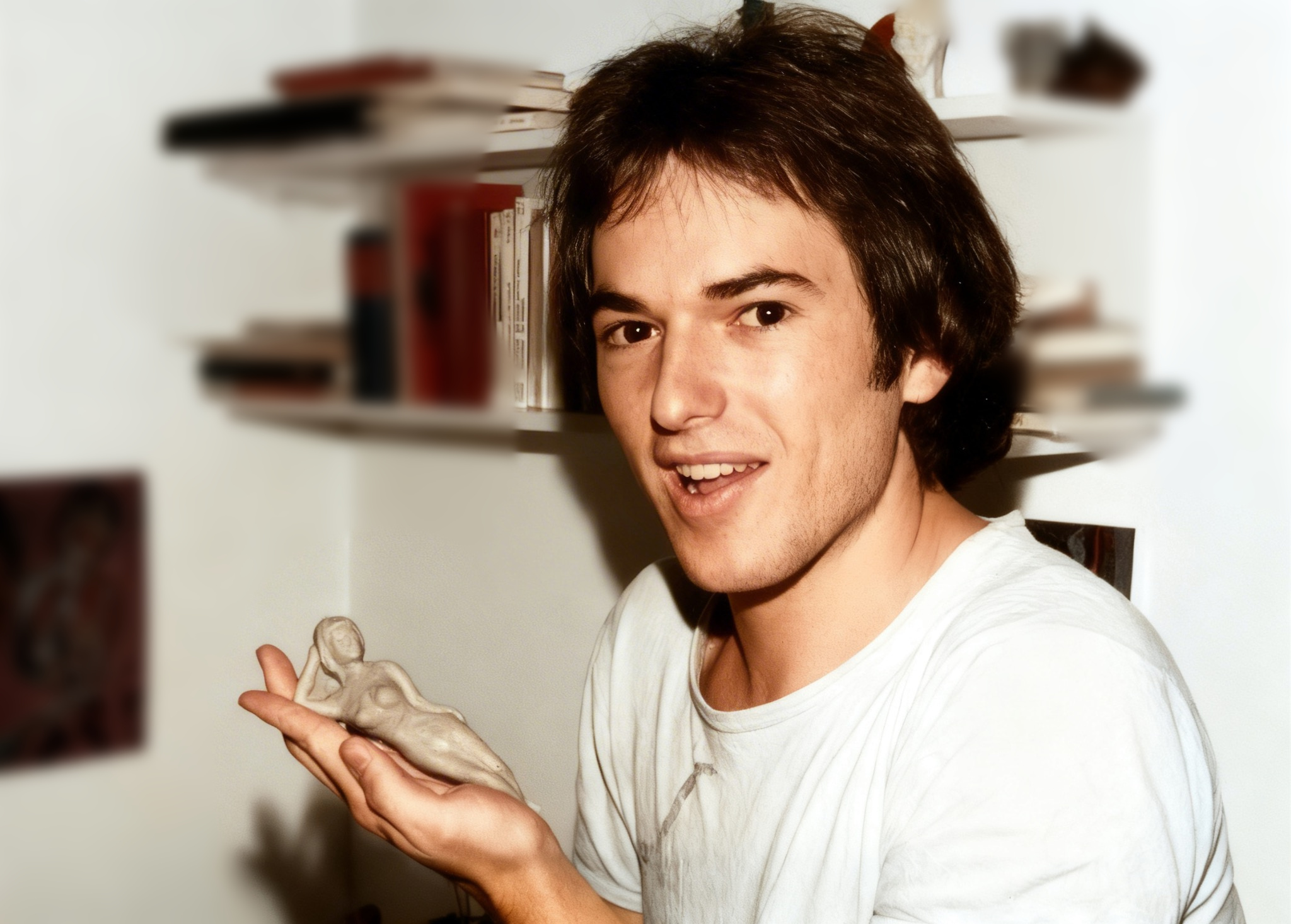 Heiner mit einer selbst modellierten Figur