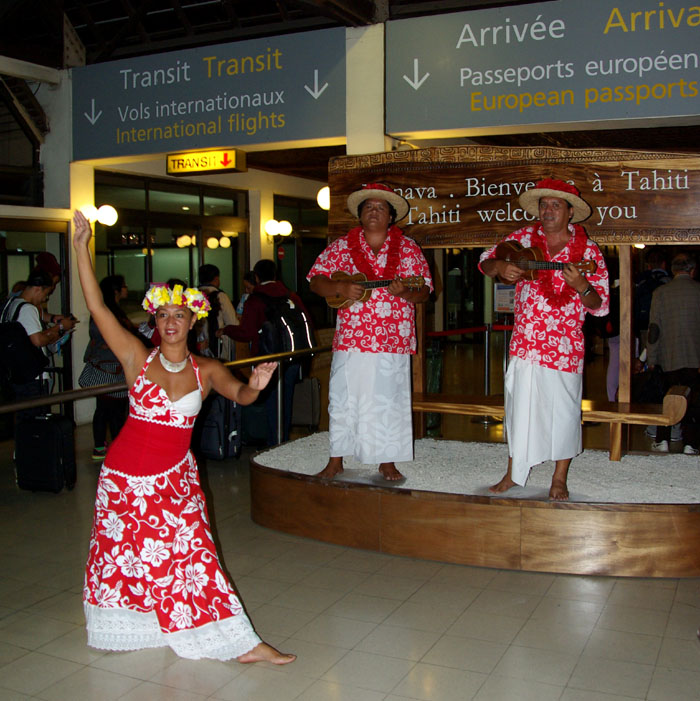 Traditioneller Empfang am Flughafen Faa'a auf Tahiti